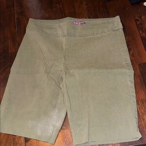 Eight Clovers - Olive Green Shorts - sz 12